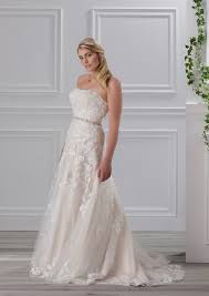 Im onlineshop für exklusive brautkleider finden brautmode der designer kaviar gauche aus berlin. Miss Emily Kollektion 2018 Tres Chic Plus Size Brautmode Brautkleid Hochzeitskleid 24 Gerrys Brautmoden Und Festmoden Neuss Bei Dusseldorf