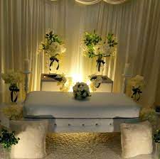 Panel chermin + special lighting + chandelier. Mini Pelamin Budget Publicacoes Facebook