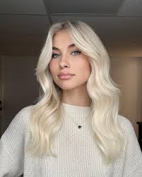 Grosse correction de couleur pour la belle @amy.duch ❤️ . . . . . . . . . .  #balayage #balayagebrunette #blonde #blondegirl #colormelt #oligo #oligopro  #oligoblacklight #oligoprousa #olaplex