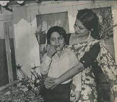 Sharmila Tagore Kid Saif Ali Khan Vintage Bollywood Childhood Photos Bollywood Actors