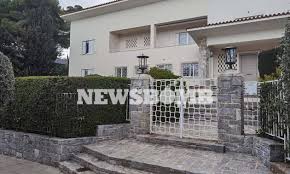 Στο αυθαίρετο πατρικό σπίτι που βοήθησε και η ίδια να χτιστεί έζησε τα πρώτα φτωχικά, αλλά ευτυχισμένα χρόνια. Odoiporiko Newsbomb Gr Pws Einai Shmera Spitia Poy Gyristhkan Tainies Toy Ellhnikoy Kinhmatografoy Newsbomb Eidhseis News