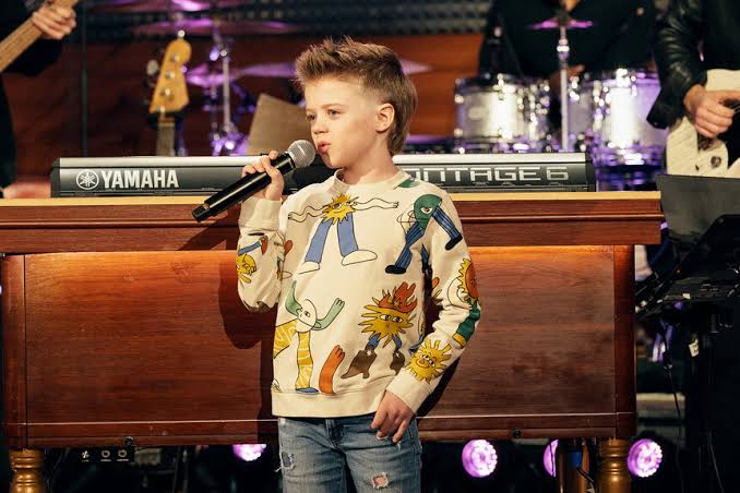 Kelly Clarkson's 8-Year-Old Son Sang Frank Sinatra (VIDEO)