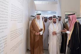 31 ديسمبر 1936)، ملك السعودية وخادم الحرمين الشريفين، وكبير آل سعود. Ø­Ø§ÙƒÙ… Ø§Ù„Ø´Ø§Ø±Ù‚Ø© ÙŠØ³ØªÙ‚Ø¨Ù„ Ø³Ù„Ø·Ø§Ù† Ø¨Ù† Ø³Ù„Ù…Ø§Ù† Ø¨Ù† Ø¹Ø¨Ø¯Ø§Ù„Ø¹Ø²ÙŠØ² ÙˆÙŠÙØªØªØ­Ø§Ù† Ù…Ø¹Ø±Ø¶ ØµØ¯Ù‰ Ø§Ù„Ù‚ÙˆØ§ÙÙ„ Ø£Ø­ÙˆØ§Ù„ Ø§Ù„Ø§Ù…Ø§Ø±Ø§Øª