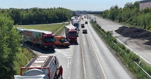 Aktuální dopravní informace o nehodách a dopravních komplikacích na silnicích a dálnicích. Na D11 Za Prahou Havarovala Dodavka S Autobusem Doprava Smerem Na Hradec Kolabuje Blesk Cz