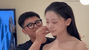 Chị đẹp 48 tuổi slay đến từng cái lắc hông, nhảy trên đôi cao gót 20cm  không ngã nhờ 1 thứ