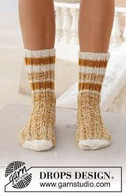 Chaussettes Tricotees De Haut En Bas Avec Rayures Avec 2 Fils Drops Fabel Du 35 Au Tricot Gratuit Comment Tricoter Des Chaussettes Tricoter Des Chaussettes