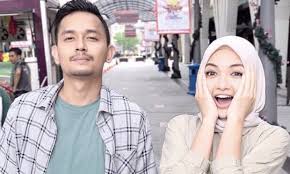 Drama yang diadaptasi dari novel dengan judul sama karya acik lana disiarkan di astro ria dari 23 oktober 2017 hingga 23 november 2017 menggantikan awak suka. Pelakon Baru Cuba Nasib Pikat Neelofa