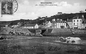 Les Charrettes Chargent Le Sable Et Le Maerl Que Les Borneurs Ont Livre En Aval Du Vieux Port Et De La Vieille Cale Patrimoine Culturel Patrimoine Vieux Port