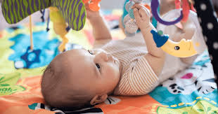 Am anfang liegen babys einfach da und können nicht einmal den kopf heben. á… Das Sind Die Besten Baby Spielzeuge Fur Die Ersten Monate