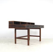 It is wonderful and there isn't much to complain about other than the chair doesn't push out and in. Peter Lovig Nielsen Schreibtisch Flip Top Desk In Palisander Lauritz Com