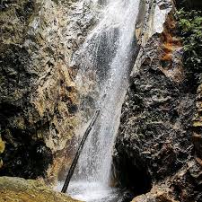 Dua air terjun yang letaknya berdampingan ini menyuguhkan sebuah simfoni alam yang amat spektakuler dan keindahan yang sukar diungkapkan. Air Terjun Neelofa Waterfall
