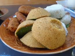 Penyajiannya dibungkus dengan daun pisang. Lima Kue Tradisional Khas Makassar Makassar Guide Panduan Wisata Sulawesi Selatan