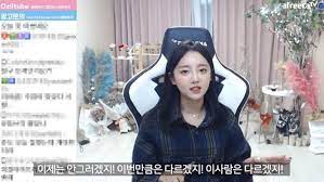 공개된 영상에는 합방하며 구독자들과 소통하고 있는 철구, 외질혜의 모습이 담겼다. ëë‚¬ìŠµë‹ˆë‹¤ ë‚¨íŽ¸ ì² êµ¬ì™€ í–‰ë³µí–ˆë˜ ì‹œì ˆ ëë‚¬ë‹¤ê³  ê³ ë°±í•œ ì™¸ì§ˆí˜œ ì¸ì‚¬ì´íŠ¸