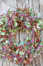 Diy Herbstdeko Selber Machen Deko Idee Fur Deine Ture Aus Hortensien Beeren Und Erica Langhaltbare H Herbstdeko Selber Basteln Herbst Dekoration Herbstkranz