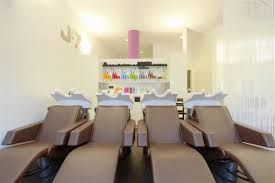 Below are some attributes that make a salon near me great. J7 Hair Lounge In Munchen Lounge Friseureinrichtung Waschanlage