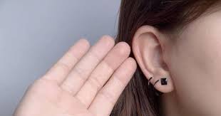 Telinga berdenging atau tinnitus adalah sensasi munculnya dering (denging), desis, atau suara sejenis di telinga karena kondisi telinga berdenging (tinnitus). 12 Firasat Telinga Berdenging Kanan Kiri Menurut Jam Waktu Dari Sudut Pandang Islam
