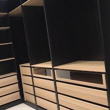 J Ais Voulus Tout Replier Mais Trop La Flemme Je Me Retrouve Avec Ce Vide Je Vais M Y Mettre En 2020 Idee Deco Dressing Dressing Fait Maison Dressing Noir