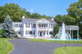Colonial mansion with ivy facade in greenwich, conn. In Honor Of Independence Day In The U S 5 Impressive Colonial Era Houses Mansion Global