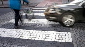 Diesen Fehler Machen Viele Fahrer Am Zebrastreifen In 2020 Fussgangeruberweg Fahrer Autos