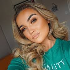 Ellie Kelly's Instagram, Twitter & Facebook