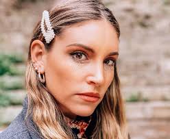 H νύφη χορεύει και πίσω της πλήθος καλεσμένων χειροκροτούν, ανάμεσά τους και η αθηνά εκεί και η αθηνά οικονομάκου με τον φίλιππο μιχόπουλο και τον μικρό μάξιμο αθηνά οικονομάκου και λευτέρης σουλτάτος ποζάρουν μαζί. A8hna Oikonomakoy Ton Prwto Kairo Hmoyn Sokarismenh Kai Elega Ti Kanoyme Ta Nea