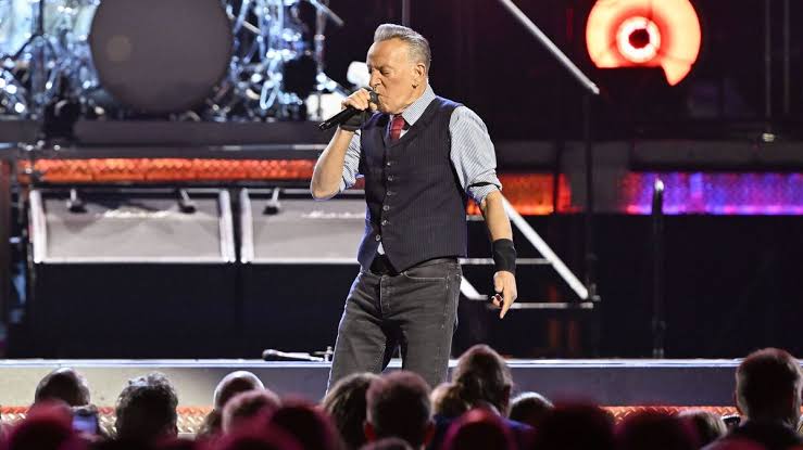 Bruce Springsteen appears to snub Chris Christie at Brooklyn show - Celebrity News - Entertainment - Daily Express US