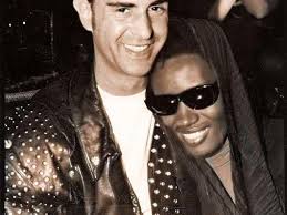 Micael Bindefeld säljer ut partygarderoben