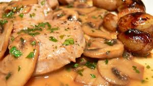 En primer lugar, doramos los solomillos enteros y salpimentados en una sartén con aceite. Cocinar Para Los Amigos Solomillo De Cerdo Al Oporto Youtube