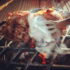 Steak Vom Anzundkamin Mit Einfachsten Mitteln Zum Perfekten Steak Gasgrill Rezepte Lebensmittel Essen Essen Und Trinken