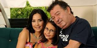 Kayahan'ın kızı ve eşi arasında soyadı kavgası 2015 yılında vefat eden usta sanatçı kayahan'ın kızı beste açar ve eşi i̇pek açar kömürcü arasında soyadı krizi yaşanıyor. Tvirc32ewgv4wm