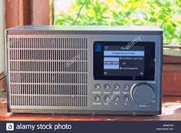 Meine mutter will ich ein neues radio für die küche kaufen. Internet Radio Auf Eine Kuche Fensterbank Zu Planet Rock Abgestimmt Aus Haushalt Wlan Stockfotografie Alamy