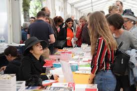 Le chapiteau commence à chauffer, et la littérature pourra résonner dans. Nancy Ouvre Son Livre Sur La Place 2020 Une Edition Particuliere Adaptee A La Covid 19 Lorraine Actu