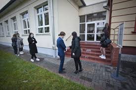 Z języka polskiego, matematyki i języka obcego, głównie angielskiego. Owwg3aesp1cgdm