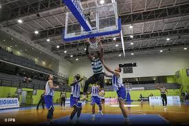O jogador do sporting, travante williams (d), disputa a bola com o jogador do fc porto, vladyslav voytsoy, durante o quinto jogo da final do playoff do campeonato nacional de basquetebol, no. Sporting Bate Fc Porto E Vence Taca De Portugal Zerozero Pt