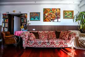 Keep the room airy with white walls and pale accents. Home Tour Colonial Apartment In Moscow Colour Your Casa
