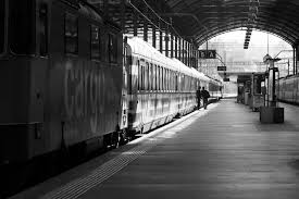 Als wir lachten weil wir dachten daß wir alles richtig machten da verloren wir auch die bescheidenheit! Wann Fahrt Der Zug Foto Bild Schwarz Weiss Bahnhof Luzern Motive Bilder Auf Fotocommunity