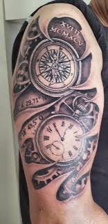 Tattoo Kompass Uhr Koordinaten Geburtsdatum In Romischen Ziffern Biomechanisch Unterarm Tattoo Mann Oberarm Tattoo Unterarm Tattoo