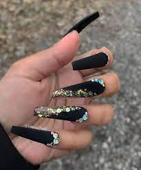 Uñas acrilicas negras con plata, bueno hay una razón por la que esas elegantes revistas de arquitectura exhiben casas llenas de materiales lujosos como el mármol y la plata. Elegantes Unas Acrilicas 2020 Negras