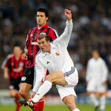 Zinedine zidane est condamné le 20 juillet par la fifa à trois matchs de suspension et 7 500 francs canal satellite et studio canal ont réalisé un dvd en 2002 avec le concours de zinedine zidane. On This Day In 2002 Zinedine Zidane Scores One Of The Greatest Goals In Champions League History Managing Madrid