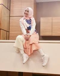 Cewek cantik seksi montok hot habis mandi memberi hadiah ke tukang pizza yang di idamkan semua pria. 13 Style Elegan Seleb Berhijab Contekan Cewek Bertubuh Mungil