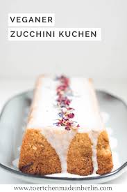 Scho­ko­la­de für den kuchen fein hacken, zuc­chi­ni fein ras­peln. Veganer Zucchini Zitronen Kuchen Tortchen Made In Berlin