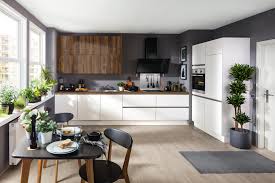 Weisse Kuche Mit In Modernem Look Mit Arbeitsflache Aus Holz Weisse Kuche Kuchenstil Kuche