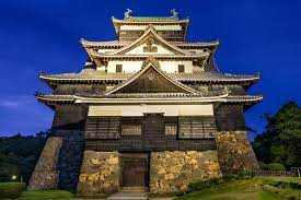 The graceful curving roofs of the castle keeps, often stacked several storeys high, are emblematic of the country's traditional architecture. O Sistema De Classes De Quatro Camadas Do Japao Feudal