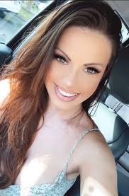 Shannon Robles's Instagram, Twitter & Facebook