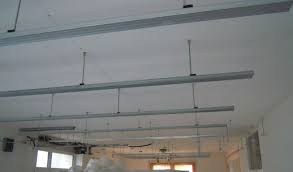Les plafonds démontables permettent de dissimuler les câbles de courant, les canalisations ou les installations nécessaires à la vmc dans. Prix D Un Faux Plafond En Dalle