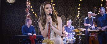 Elle gère son foyer à la baguette. Regarder On A Echange Nos Noels En Direct Play Tv