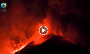 Il vulcano etna, il più alto vulcano attivo della placca euroasiatica, sta mostrando una importante attività in queste settimane. Etna Eruzione Amplifica Terremoto Sicilia Del 23 Dicembre Video Fontane Di Lava Del Cratere Sud Est