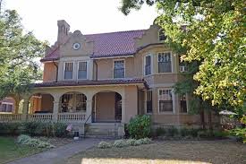 Lovely Westwood Landmark In Cincinnati Ohio Has Been Carefully Tended By Same Family For 36 Years Ro Old House Dreams Historic Homes For Sale Historic Homes