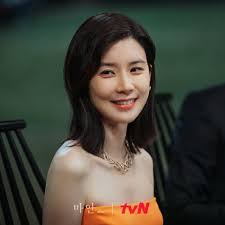 Dia bertemu dengannya saat perjalanan ke inggris dan jatuh cinta padanya. 5 Alasan Nonton Drama Korea Mine
