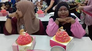 Hiasan untuk hari jadi boleh menggabungkan hiasan buatan tangan dan hiasan kedai. Guar Utama Meriahnya Kek Mereka Penuh Kelas Hiasan Kek Facebook